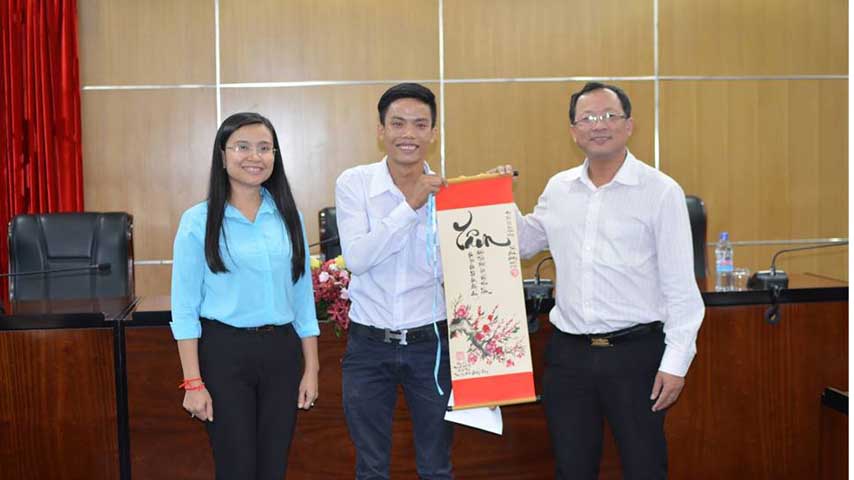 Sinh viên Đào Thị Kim Ngân, Lương Văn Hải vinh dự được gặp gỡ Phó Bí thư Tỉnh ủy Bình Dương
